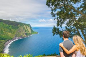 pareja de luna de miel en hawaii